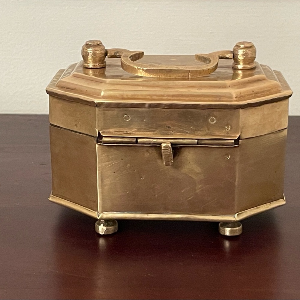 Handmade Brass Vintage Octagon shaped Solid Footed Hinged & Lockable Trinket Box - Picture 6 of 13
